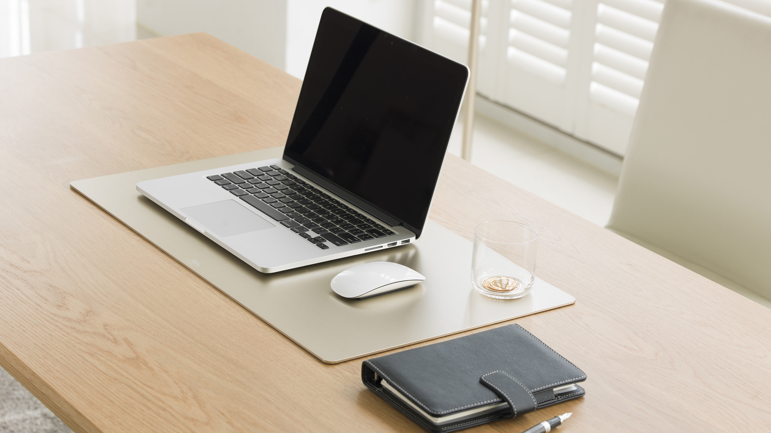 DESK MAT Aluminum furniture company. Discover ALUFUS furniture accessories and audio rack